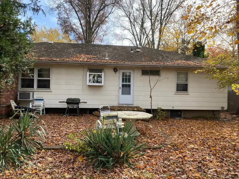 Backyard of a ranch covered in fallen leaves, Northport, NY