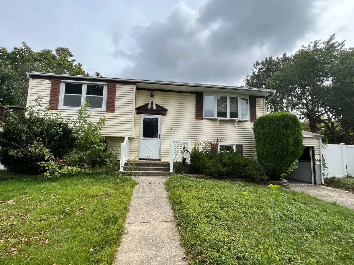 Selling a house in pre-foreclosure in Northport: raised ranch with a straight front walk across the lawn